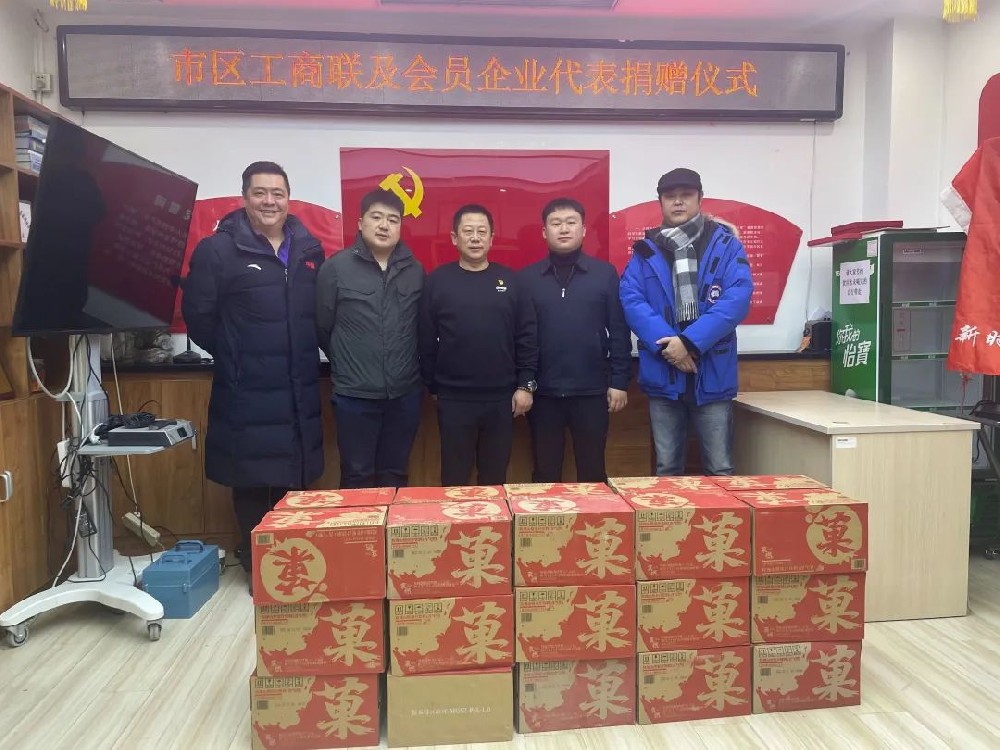 市區(qū)工商聯(lián)及會(huì)員企業(yè)代表慰問社區(qū)